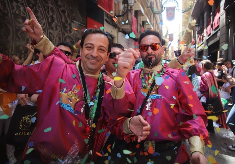 Doña Sardina y los sardineros echan el resto por las calles de Murcia antes del gran desfile del Entierro